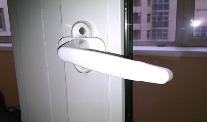 Cutie de plastic blocat în modul de ventilație sau în poziția închisă (blocată) Cutie de plastic blocat în modul de ventilație sau în poziția închis