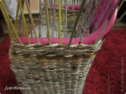 Scaun de răchită din ziare (ateliere) Scaun de răchită din ziare