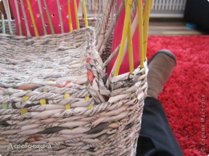 Scaun de răchită din ziare (președintele ziarelor) Scaun de răchită din ziare