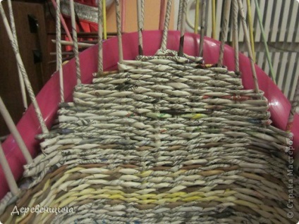 Scaun de răchită din ziare (un scaun de răchită din ziare) Scaun de răchită din ziare
