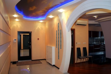 Plafonul în hol fotografie de reparații și de design de apartamente, cum se face cu mâinile lor, cum de a decora lung (de a face) Plafonul în hol fotografie de reparații și de design de apartamente, cum se face cu mâinile lor, cum de a decora lung