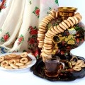 Ținând ceremonia ceaiului chinezesc la domiciliu și în instituții specializate (ceremonia ceaiului chinezesc) Ținând ceremonia ceaiului chinezesc acasă și în instituții specializate
