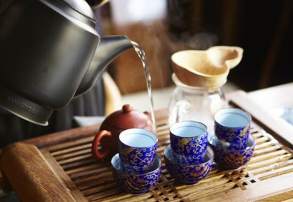 Ținând ceremonia ceaiului chinezesc la domiciliu și în instituții specializate (ceremonia ceaiului chinezesc) Ținând ceremonia ceaiului chinezesc acasă și în instituții specializate