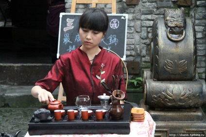 Ținând ceremonia ceaiului chinezesc la domiciliu și în instituții specializate (ceremonia ceaiului chinezesc) Ținând ceremonia ceaiului chinezesc acasă și în instituții specializate
