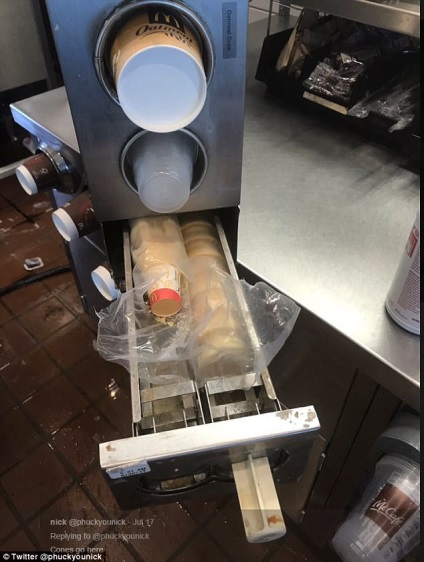 lucrător McDonald a arătat makflurri de ce nu pot fi comandate (McDonalds) lucrător McDonald a arătat makflurri de ce nu poate fi comandat