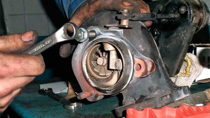 Repararea o masina cu turbina lui mâinile (s) Repararea o masina cu turbina sa mâini