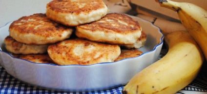 cheesecakes Reteta brînză de vaci într-o tigaie - preparare de caș din griș, stafide și banane (rețetă) Cheesecakes rețetă de brânză într-o tigaie - cheesecake cu gris, stafide și banane de gătit