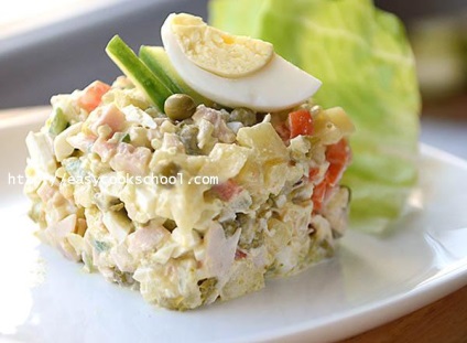 Salata „Olivier“ cu variație de pui afumat rafinat pe reteta clasica, rețete ușor (de pui) Salata „Olivier“ cu variație de pui afumat rafinat pe reteta clasica, rețete ușor