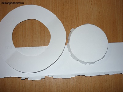 Hat Maestru de carton - un capac absolvent de hârtie cu mâinile lor (lor) Capac master realizat din carton - un capac absolvent de hârtie cu propriile sale mâini