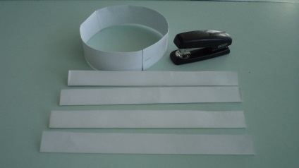 Hat Maestru de carton - un capac absolvent de hârtie cu mâinile (absolvent) Capac master realizat din carton - un capac absolvent de hârtie cu propriile sale mâini