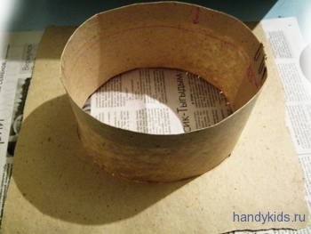 Hat Maestru de carton - un capac absolvent de hârtie cu mâinile (absolvent) Capac master realizat din carton - un capac absolvent de hârtie cu propriile sale mâini