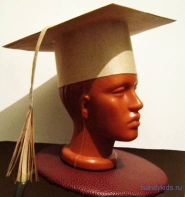 Hat Maestru de carton - un capac absolvent de hârtie cu mâinile (master) Capac master realizat din carton - un capac absolvent de hârtie cu propriile sale mâini