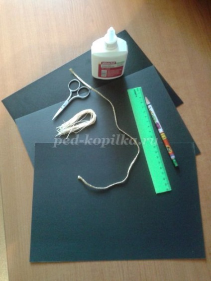 Hat Maestru de carton - un capac absolvent de hârtie cu mâinile (master) Capac master realizat din carton - un capac absolvent de hârtie cu propriile sale mâini