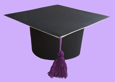 Hat Maestru de carton - un capac absolvent de hârtie cu mâinile (absolvent) Capac master realizat din carton - un capac absolvent de hârtie cu propriile sale mâini
