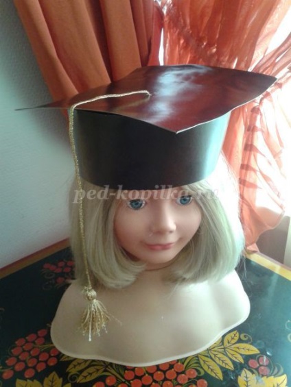 Hat Maestru de carton - un capac absolvent de hârtie cu mâinile (master) Capac master realizat din carton - un capac absolvent de hârtie cu propriile sale mâini