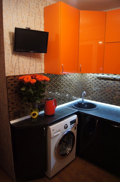 Masina de spalat construit în proiectarea o bucătărie mică, instalare, conectare și plasare sub (masina) Masina de spalat construit în proiectarea o bucătărie mică, instalare, conectare și plasare sub