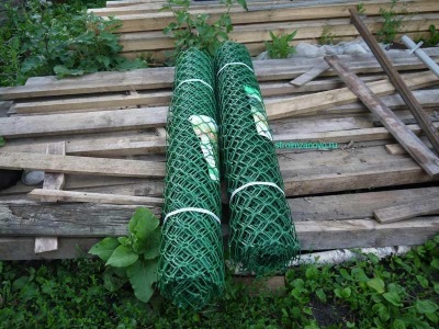 Gard din plasa de plastic (plastic) Un gard din plasă de plastic