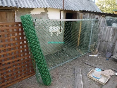 Gard din plasa de plastic (plastic mesh) Un gard din plasă de plastic