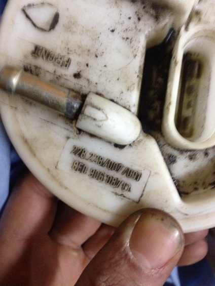 Înlocuirea pompei de carburant (este atinsă valoarea limită inferioară) Înlocuirea pompei de combustibil