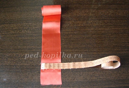 Flori de panglici de satin, cu mâinile lor (flori de panglici de satin cu mâinile lor) Flori de panglici de satin, cu mâinile lor