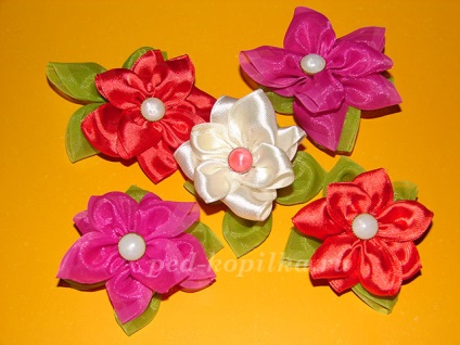Flori de panglici de satin, cu mâinile lor (flori de la curele de nailon) Flori de panglici de satin, cu mâinile lor