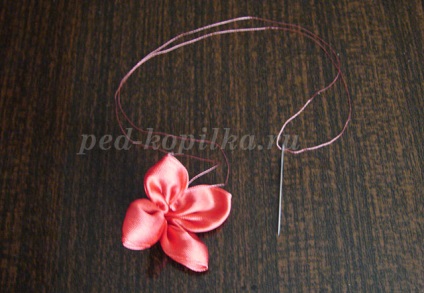 Flori de panglici de satin cu mâinile lor (prietenii lor merge cântec) Flori de panglici de satin, cu mâinile lor