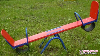 Copiii leagăne cu mâinile sale (leagăne cu mâinile) Copiii pendulează cu mâinile