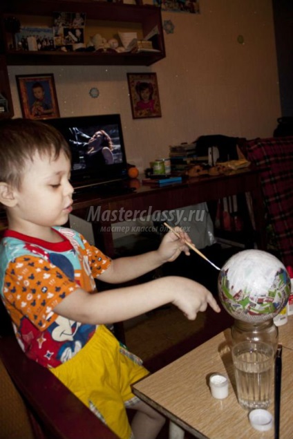 Crăciun mingea din papier-mache cu mâinile lor (minge de Crăciun din atelier papier-mache) Crăciun mingea din papier-mache cu mâinile lor
