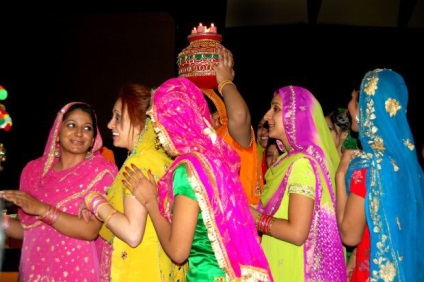 Cum să coase un costum indian - costume indiene cu propriile lor mâini - uzură (cum se coase costum indian) Cum să coase un costum indian - costume indiene cu propriile lor mâini - Îmbrăcăminte