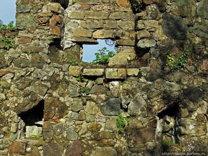 Cetatea Gonio (de-a lungul peretelui nordic) cetatea Gonio