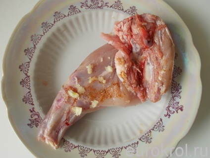 Iepure copt în folie de la iepuri de reproducere europene (Rabbit) Iepure, coapte în folie, iepuri de reproducție din Europa