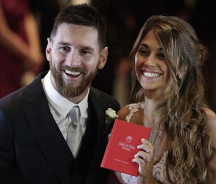 Lionel Messi și Antonella Roccuzzo s-au căsătorit (Centru oraș Rosario) Lionel Messi și Antonella Roccuzzo s-au căsătorit