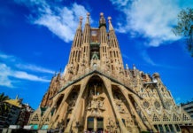 Sagrada Familia (Sagrada Familia într-adevăr) Sagrada Familia