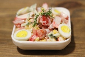 Salata cu bastoane crab, roșii și porumb reteta cu fotografie (salata) Salata cu bastoane crab, roșii și porumb reteta cu o fotografie