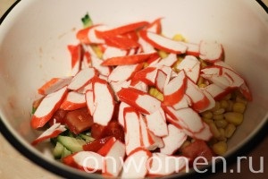 Salata cu bastoane crab, roșii și porumb reteta cu fotografie (porumb) Salata cu bastoane crab, roșii și porumb reteta cu o fotografie