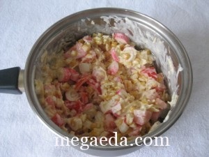salată Crabsticks, brânză și porumb (brut) Salata cu bastoane crab, brânză și porumb