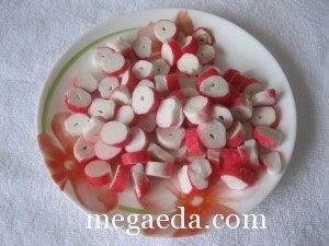 salată Crabsticks, brânză și porumb (brut) Salata cu bastoane crab, brânză și porumb
