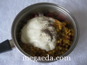 salată Crabsticks, brânză și porumb (salată) Salata cu bastoane crab, brânză și porumb