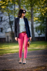 Din ceea ce sa poarte pantaloni roz de revizuire, arta de a fi o femeie (purtarea) Din ceea ce sa poarte pantaloni roz de revizuire, arta de a fi femeie