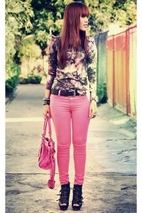 Din ceea ce sa poarte pantaloni roz de revizuire, arta de a fi o femeie (ce să poarte pantaloni roz) Din ceea ce sa poarte pantaloni roz de revizuire, arta de a fi femeie