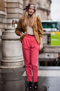 Din ceea ce sa poarte pantaloni roz de revizuire, arta de a fi o femeie (poartă pantaloni roz) Din ceea ce sa poarte pantaloni roz de revizuire, arta de a fi femeie
