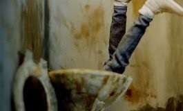 Vecinii de fum în casa scării pe palierul de imobil cu suflet (fumat) Vecinii de fum în casa scării pe palierul de imobil cu sufletul