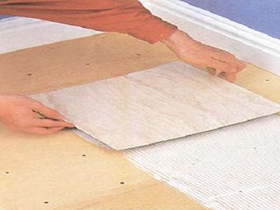Placi de stabilire vinil pe podea (montarea gresiei vinil) Faianțar de vinil pe podea