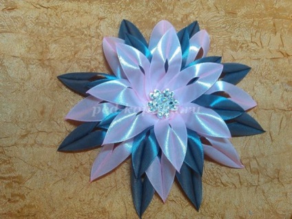 Broșă în arta kanzashi mâinile proprii (kanzashi) Broșă în arta kanzashi mâinile proprii