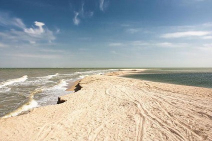 Dolzhanskaya scuipat plajele Mării Azov, centre de recreere (xhosa) Dolzhanskaya scuipat plaje, centre de recreere Marea Azov