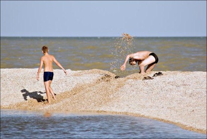 Dolzhanskaya scuipat plajele Mării Azov, centre de recreere (xhosa) Dolzhanskaya scuipat plaje, centre de recreere Marea Azov