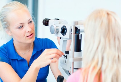 Pe măsură ce oamenii văd primele simptome de astigmatism, siluete de distorsiune (distorsiuni) Pe măsură ce oamenii văd primele simptome de astigmatism, siluete de distorsiune