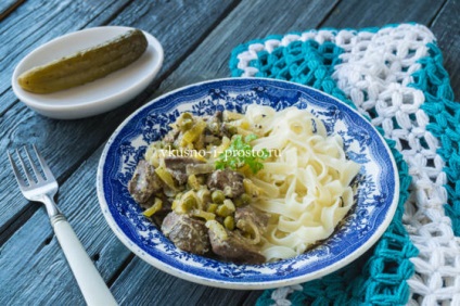 ficat de pui cu castraveti murati (ceea ce pentru a găti pentru cină delicioasă) ficat de pui cu castraveti murati