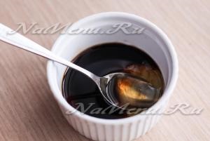 Pui în sos de soia într-un cuptor (sos de soia de pui) Pui în sos de soia în cuptor