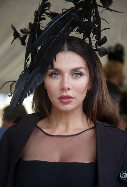 Nu este o singură suită cosmetice ieftine, care sunt într-adevăr stelele (Cabaret Vivienne Sabo) Nu este o singură suită cosmetice ieftine, care sunt într-adevăr stelele